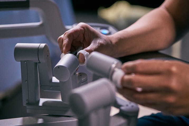 surgeon-hands-on-davinci-system-controls-2